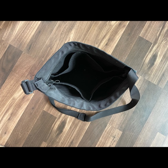 Travel Crossbody tote - Picture 6 of 8